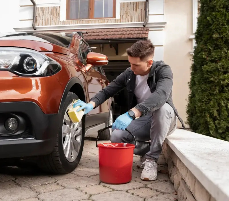 Lavage auto à domicile Château-Guibert : professionnel intervenant sur un véhicule